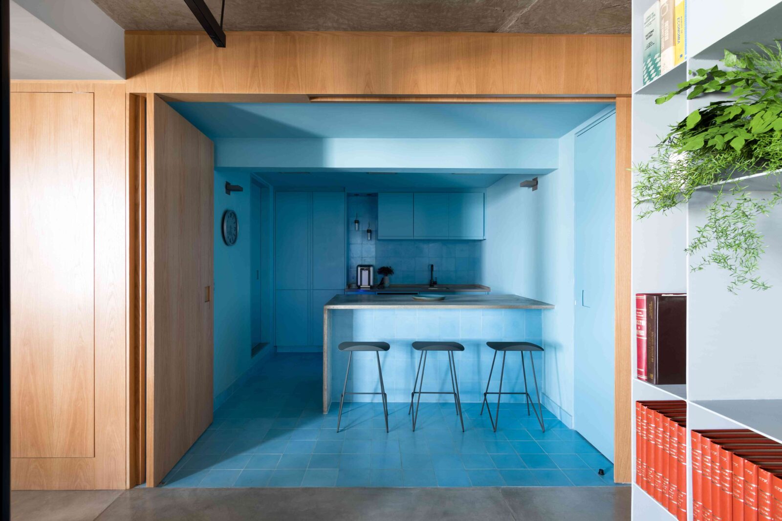 Contemporary law office in Edifício Itália by RAWI Arquitetura
