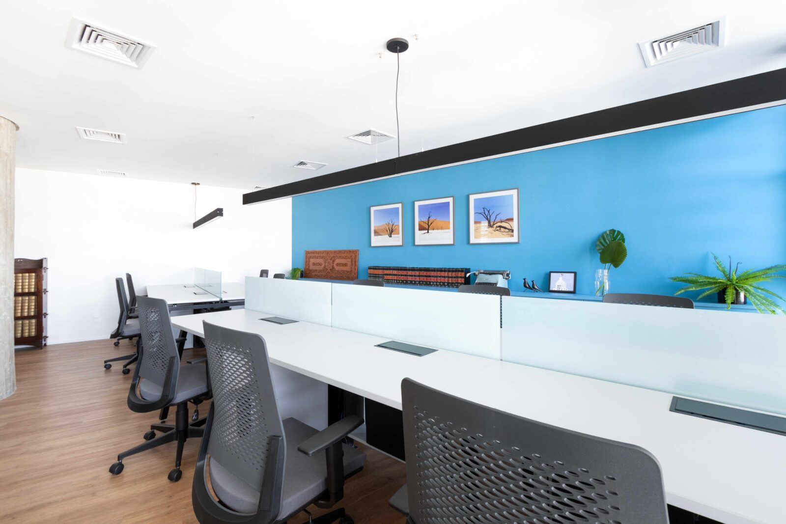 Contemporary law office in Edifício Itália by RAWI Arquitetura