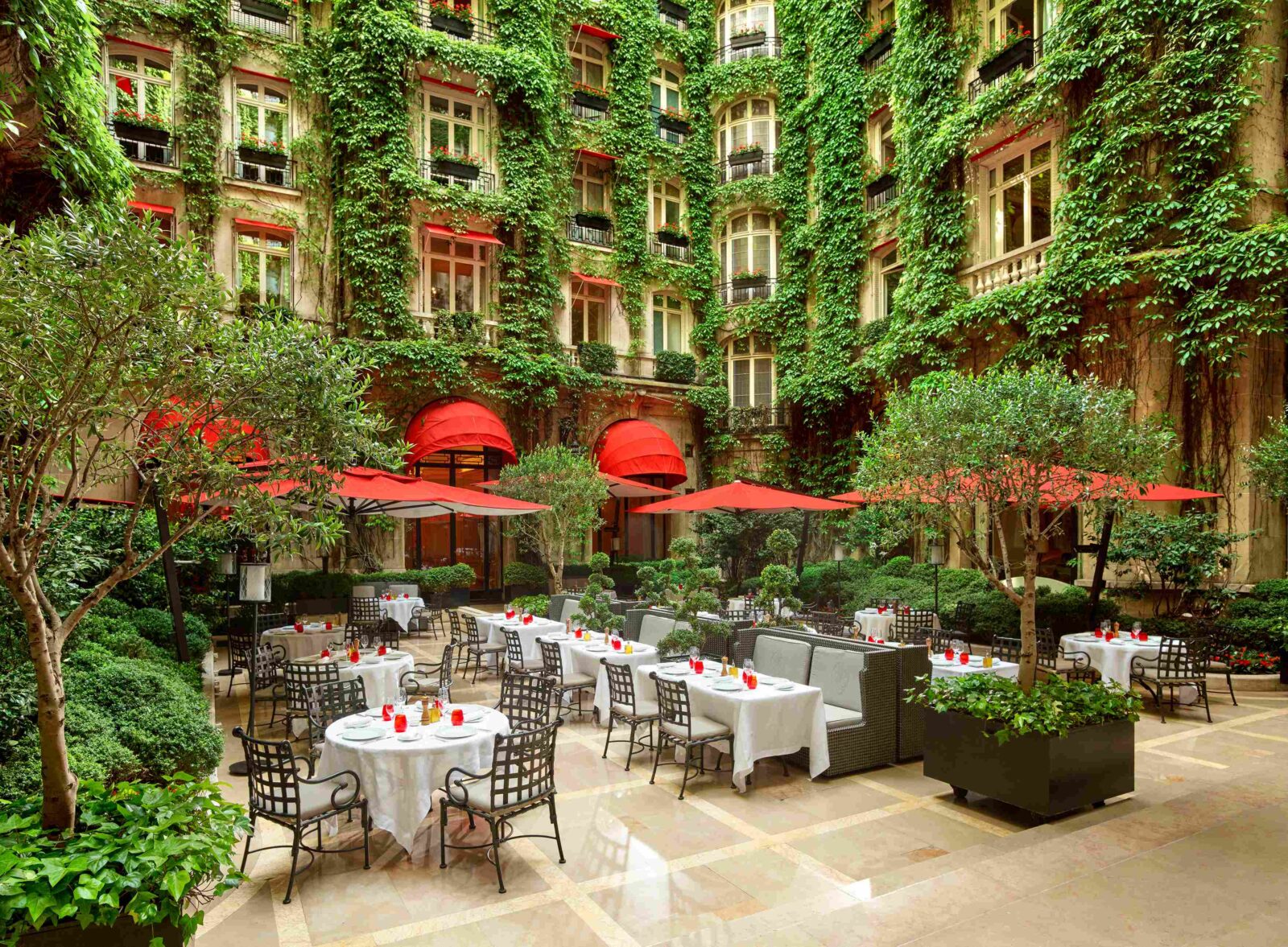 Hôtel Plaza Athénée in Paris