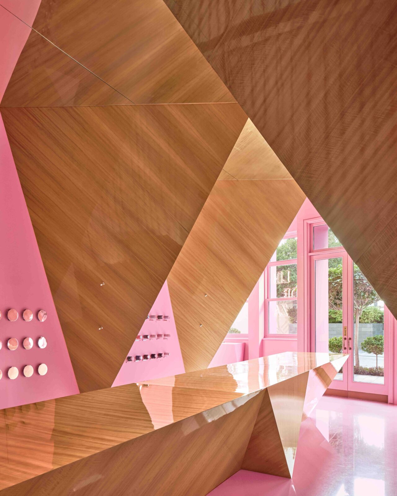 Lindeza Jewelry store in City Walk in Dubai by architect Elena Lokastova