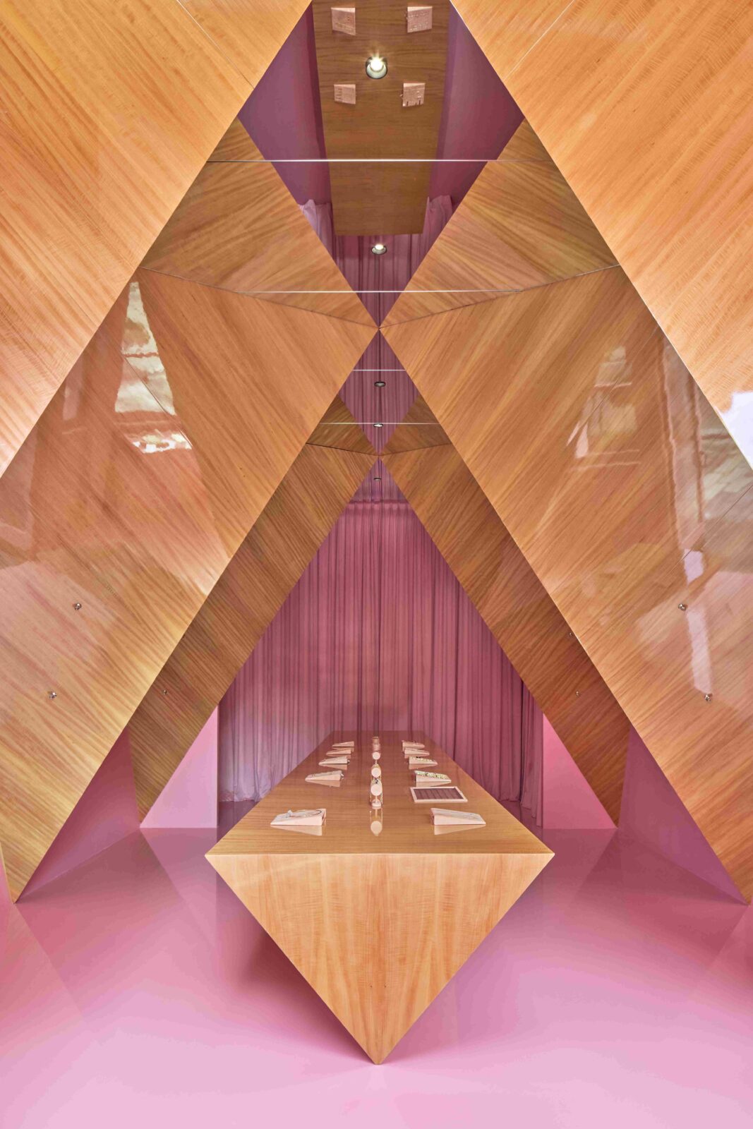 Lindeza Jewelry store in City Walk in Dubai by architect Elena Lokastova