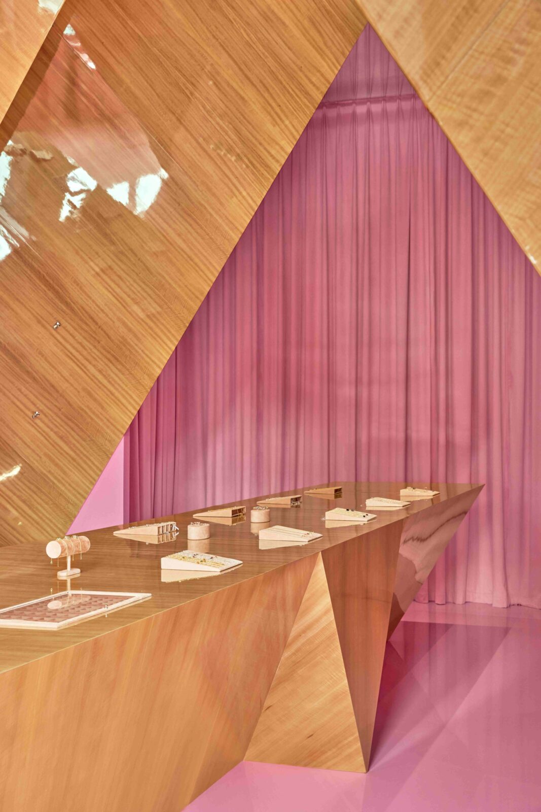 Lindeza Jewelry store in City Walk in Dubai by architect Elena Lokastova