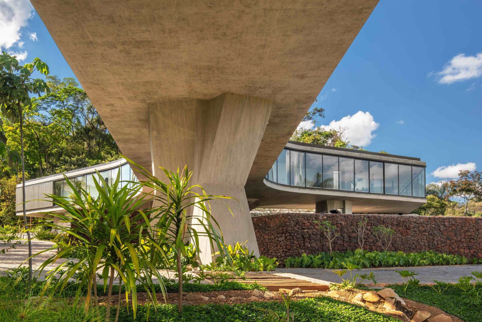Xingu House by Tetro Arquitetura