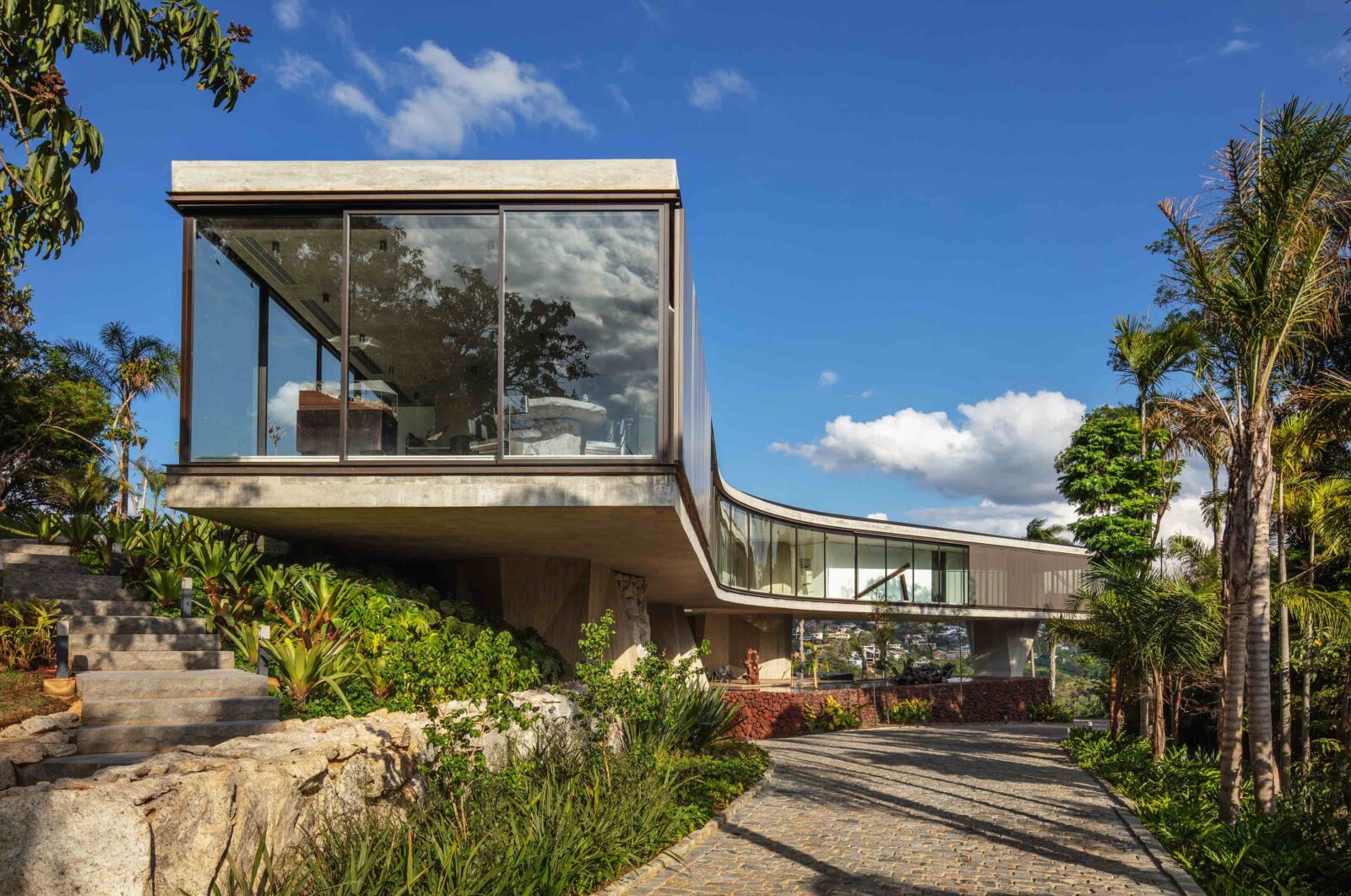 Xingu House by Tetro Arquitetura
