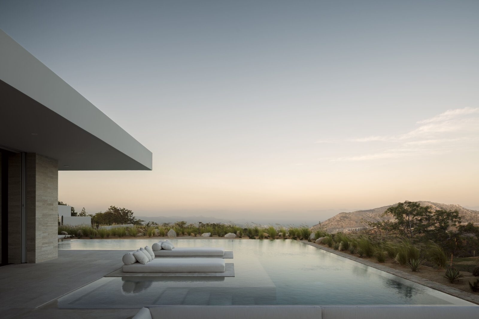 Casa La Vista by MEDEZA, CDQ&VERTEBRAL