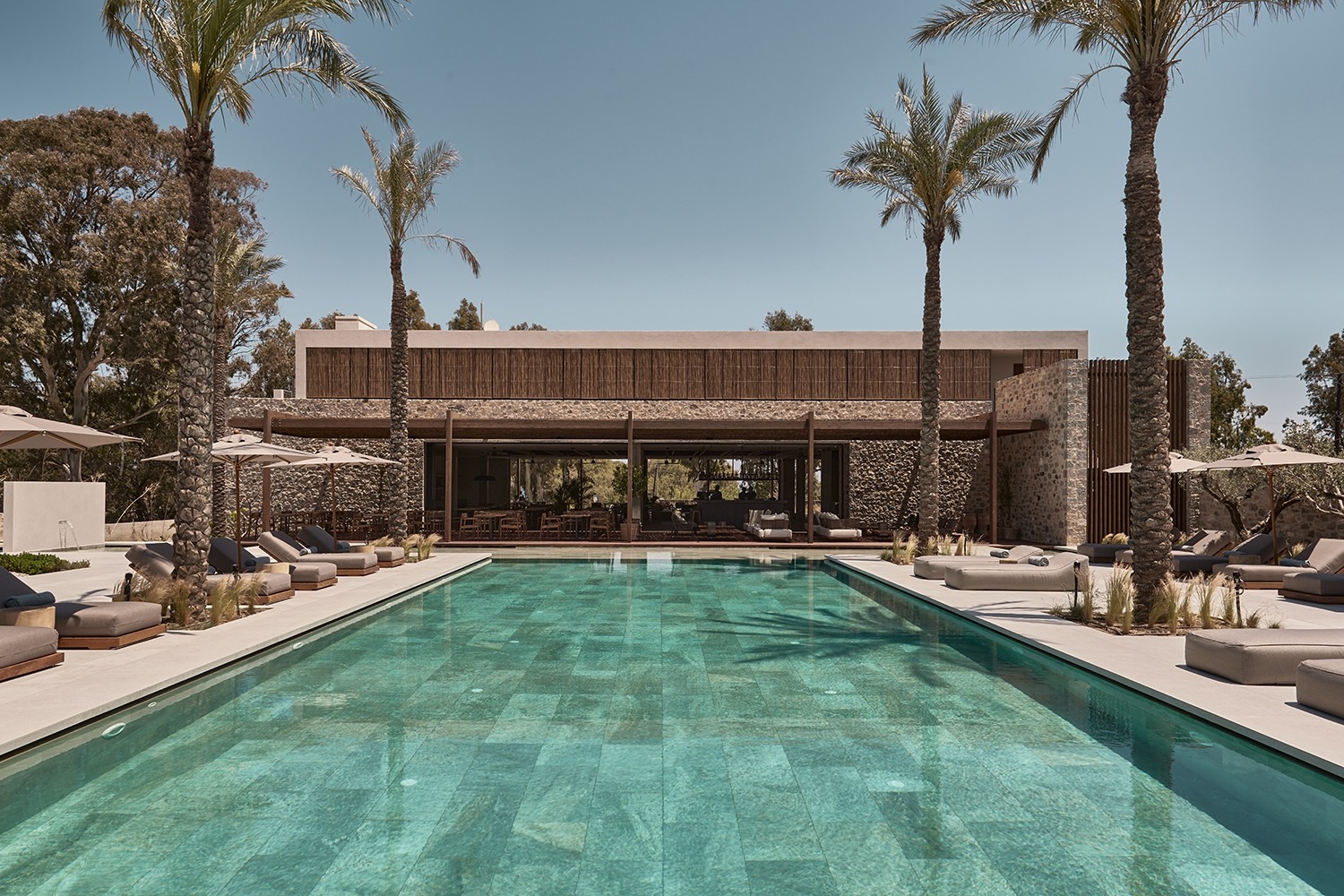 Theros All Suite Hotel by Mastrominas Architecture