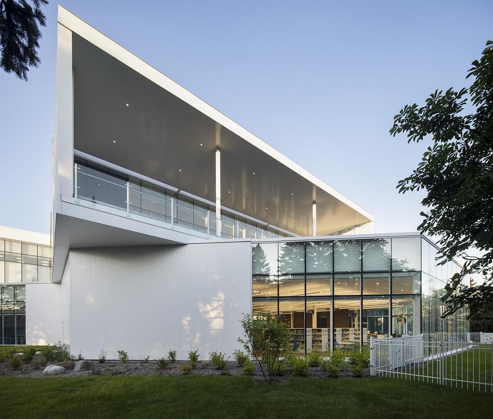 Bibliothèque L'Octogone by Anne Carrier Architectes in consortium with Labonté Marcil Architectes