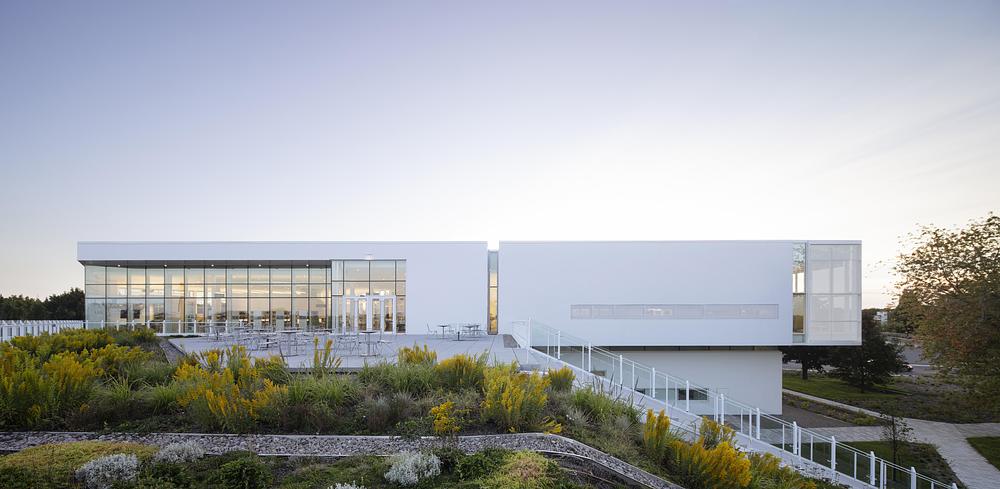 Bibliothèque L'Octogone by Anne Carrier Architectes in consortium with Labonté Marcil Architectes