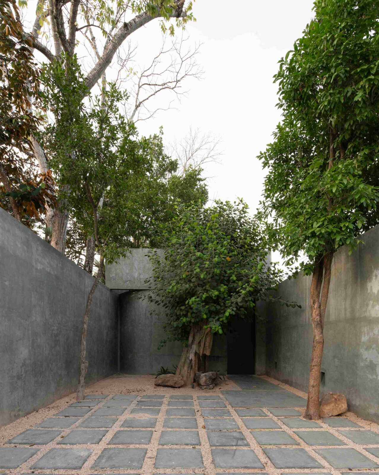 Casa Gruta by Salvador Román & Adela Mortera