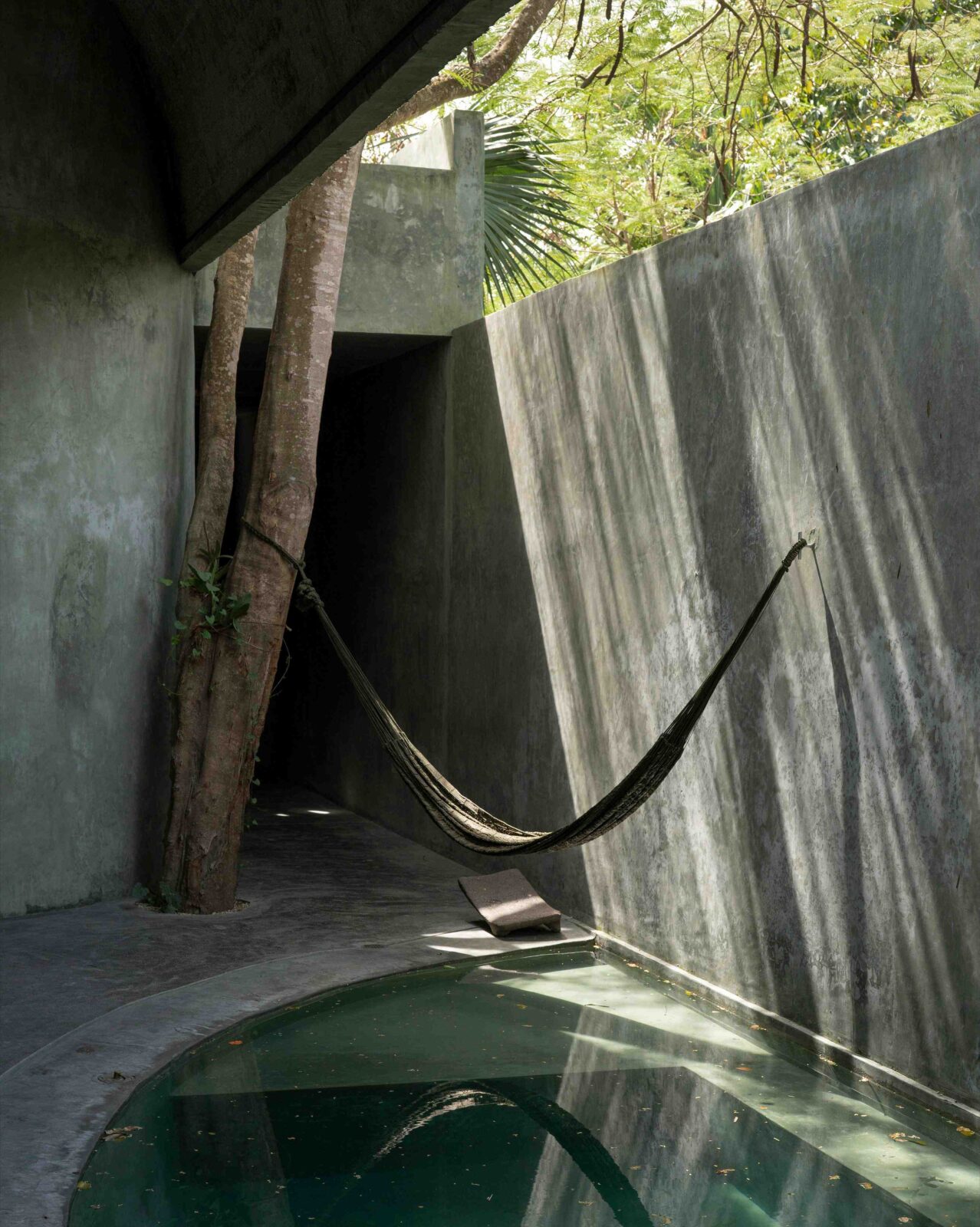 Casa Gruta by Salvador Román & Adela Mortera