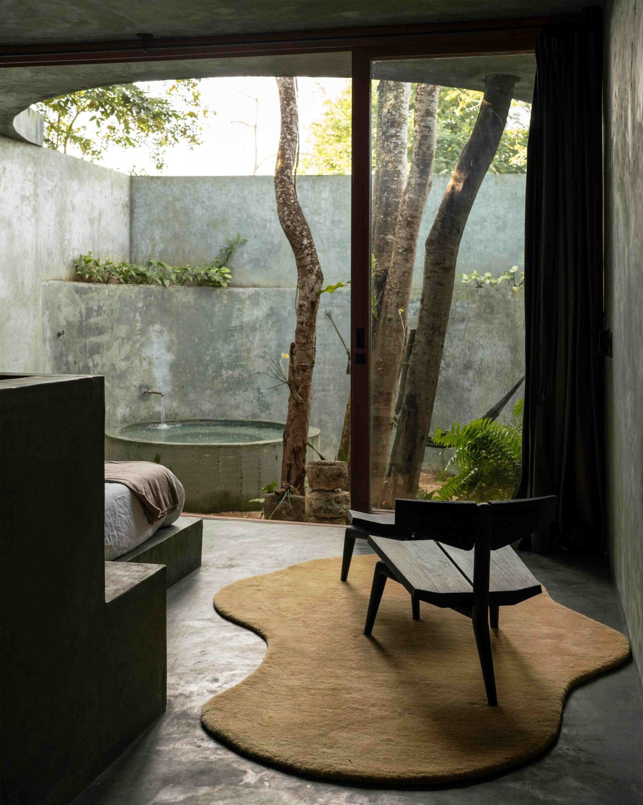 Casa Gruta by Salvador Román & Adela Mortera