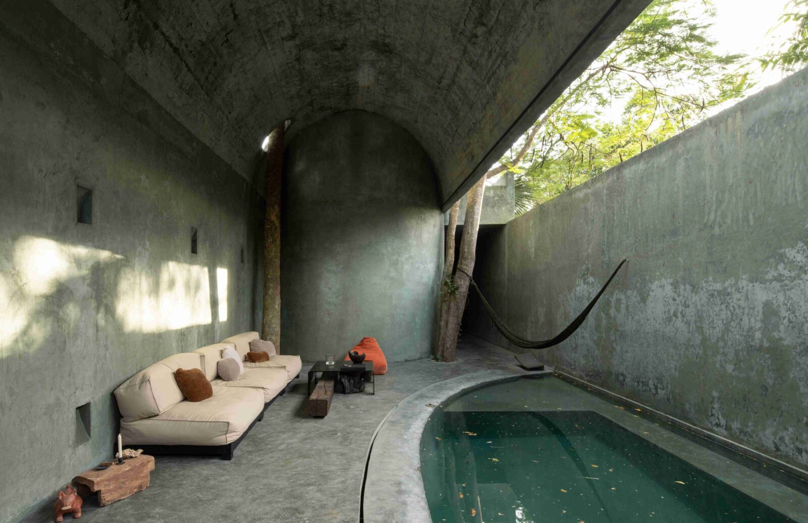 Casa Gruta by Salvador Román & Adela Mortera