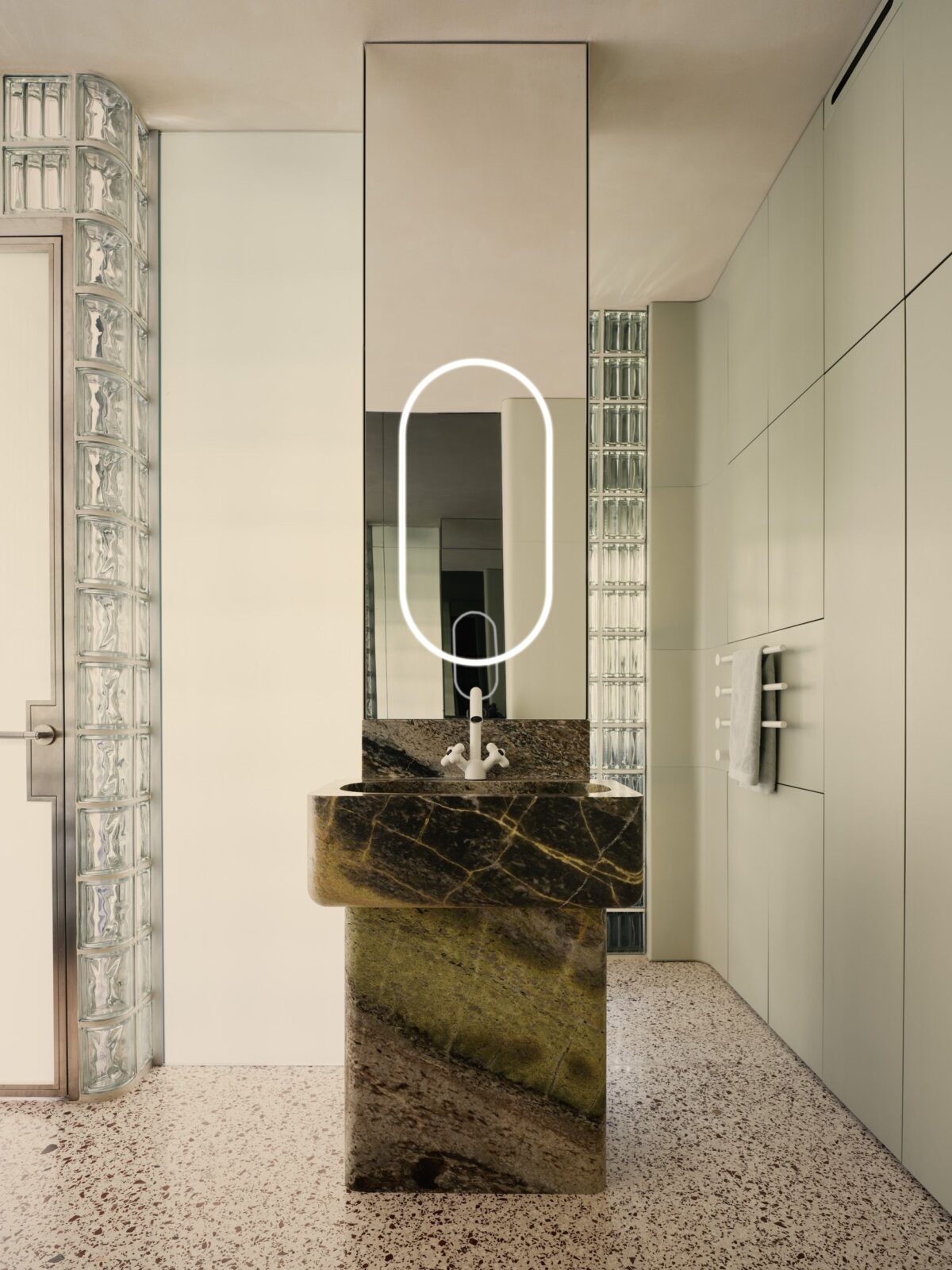 B32 apartment by Studio Karhard