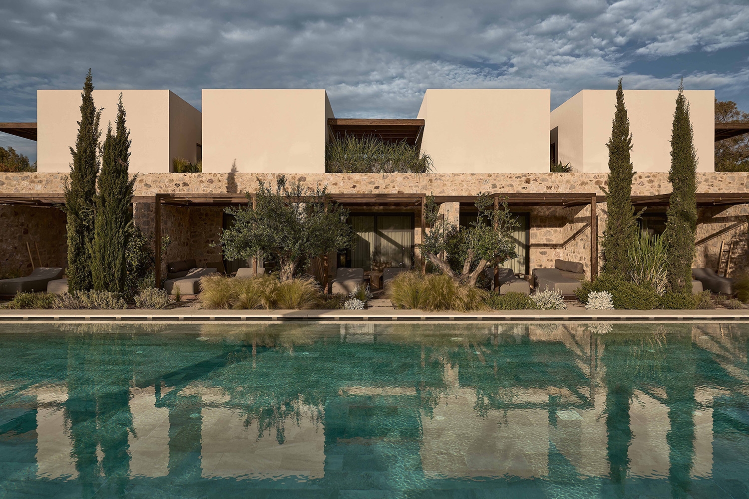 Theros All Suite Hotel by Mastrominas Architecture