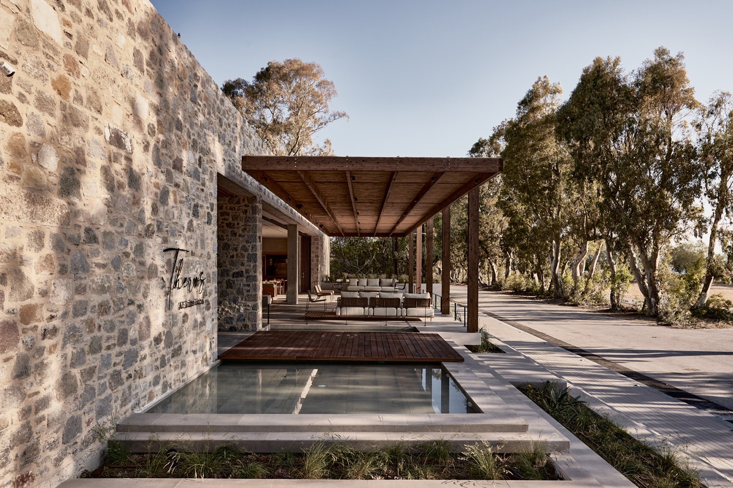 Theros All Suite Hotel by Mastrominas Architecture