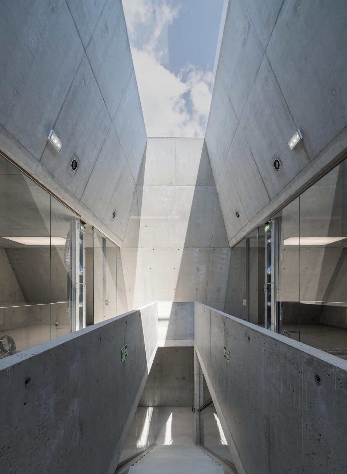 Gambit office-warehouse by KWK Promes