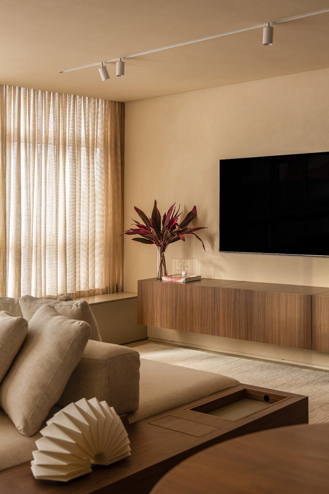 Apartment Jardins by AVAA Arquitetura