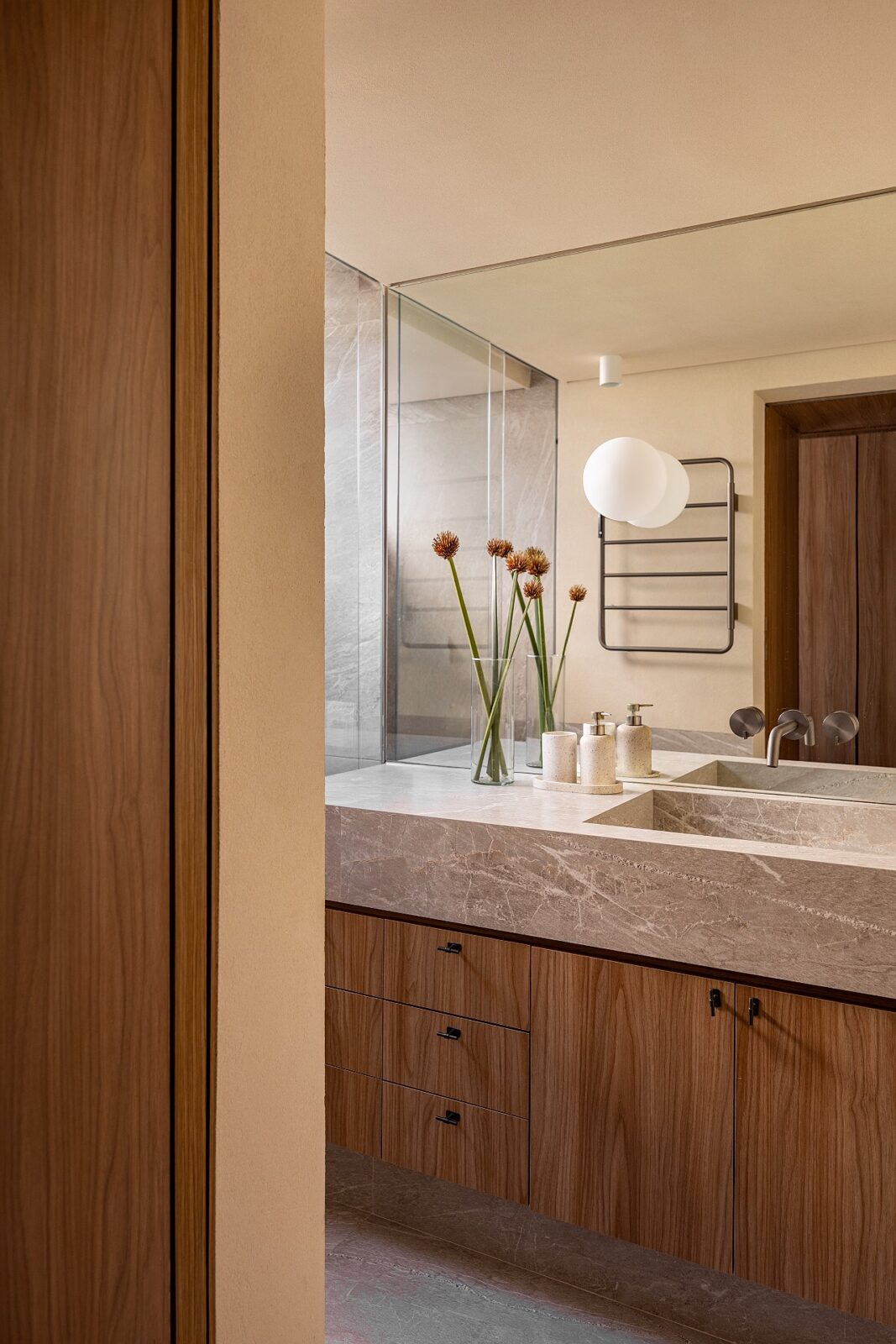 Apartment Jardins by AVAA Arquitetura