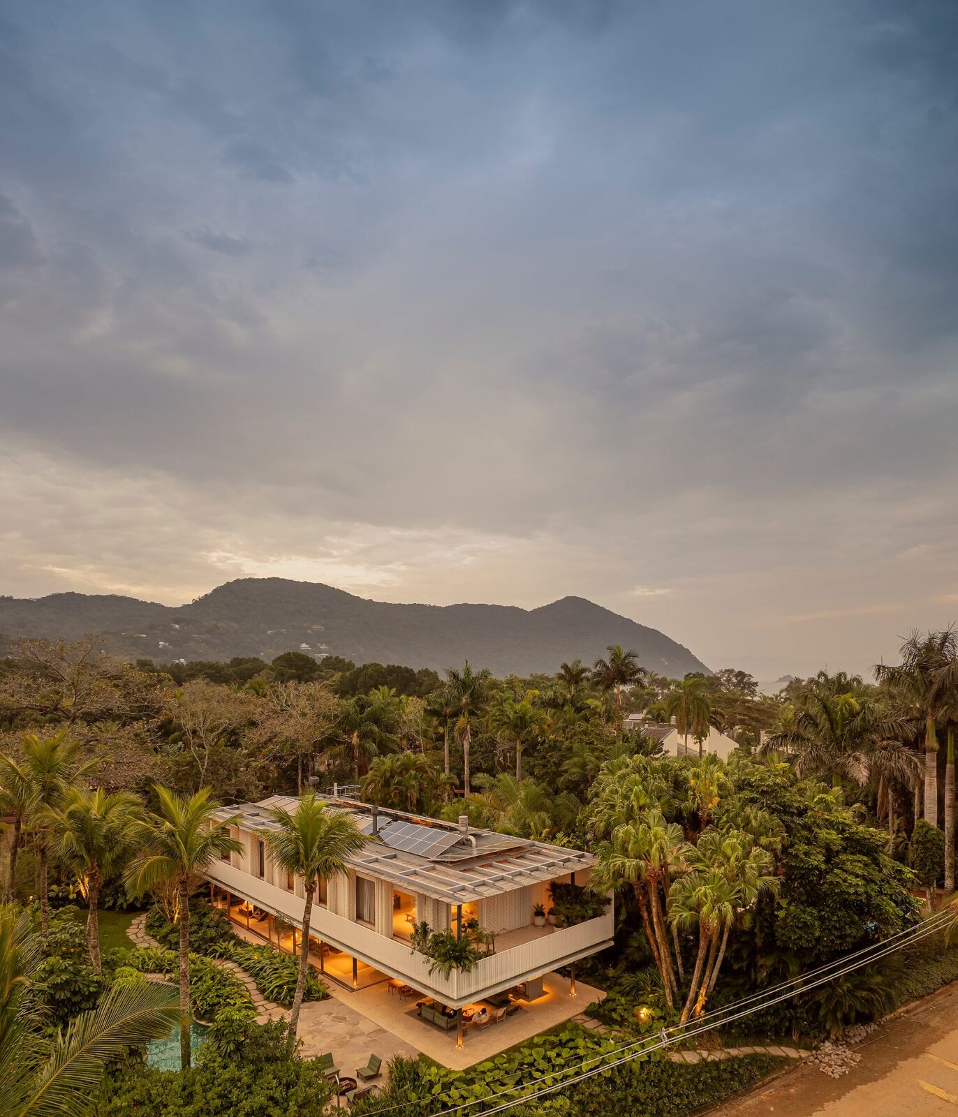 Biribinhas House by Studio MK27 and Rodrigo Oliveira Paisagismo