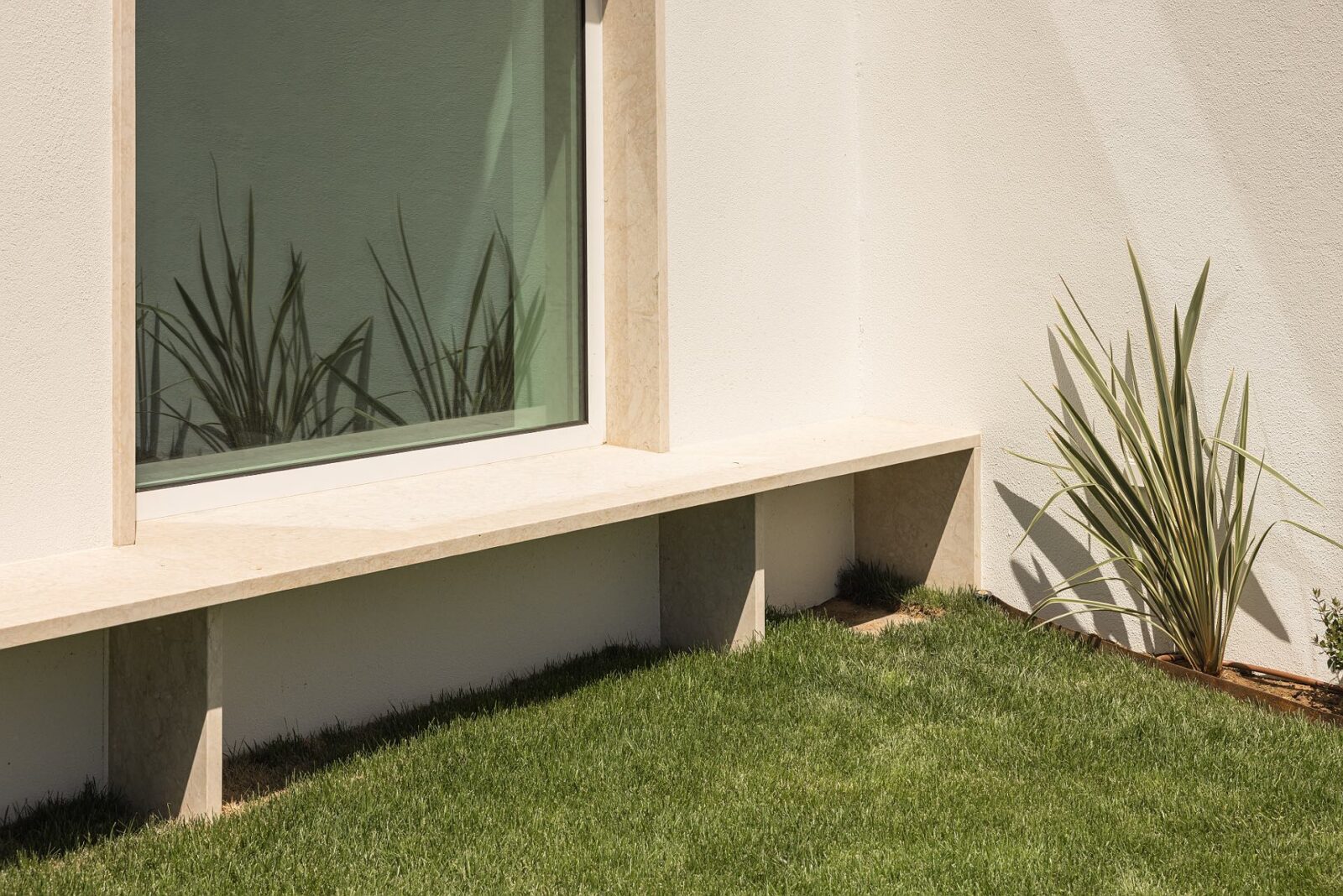 House in David Melgueiro by Aurora Arquitectos