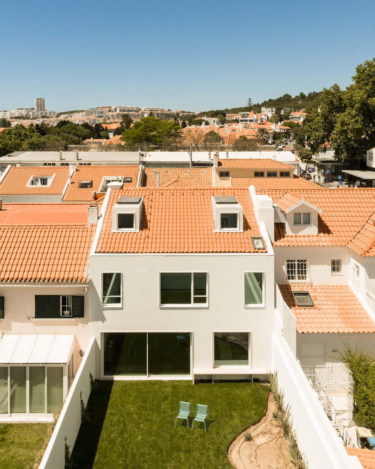 House in David Melgueiro by Aurora Arquitectos