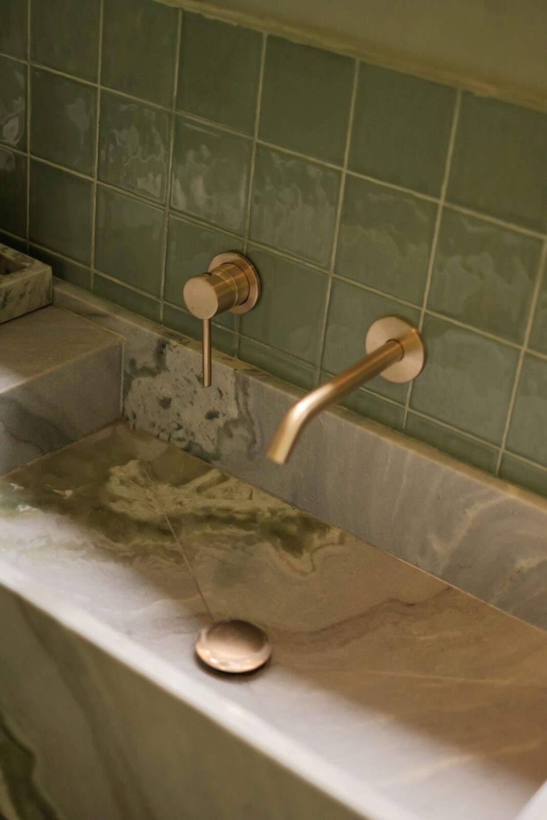Bathroom sink
