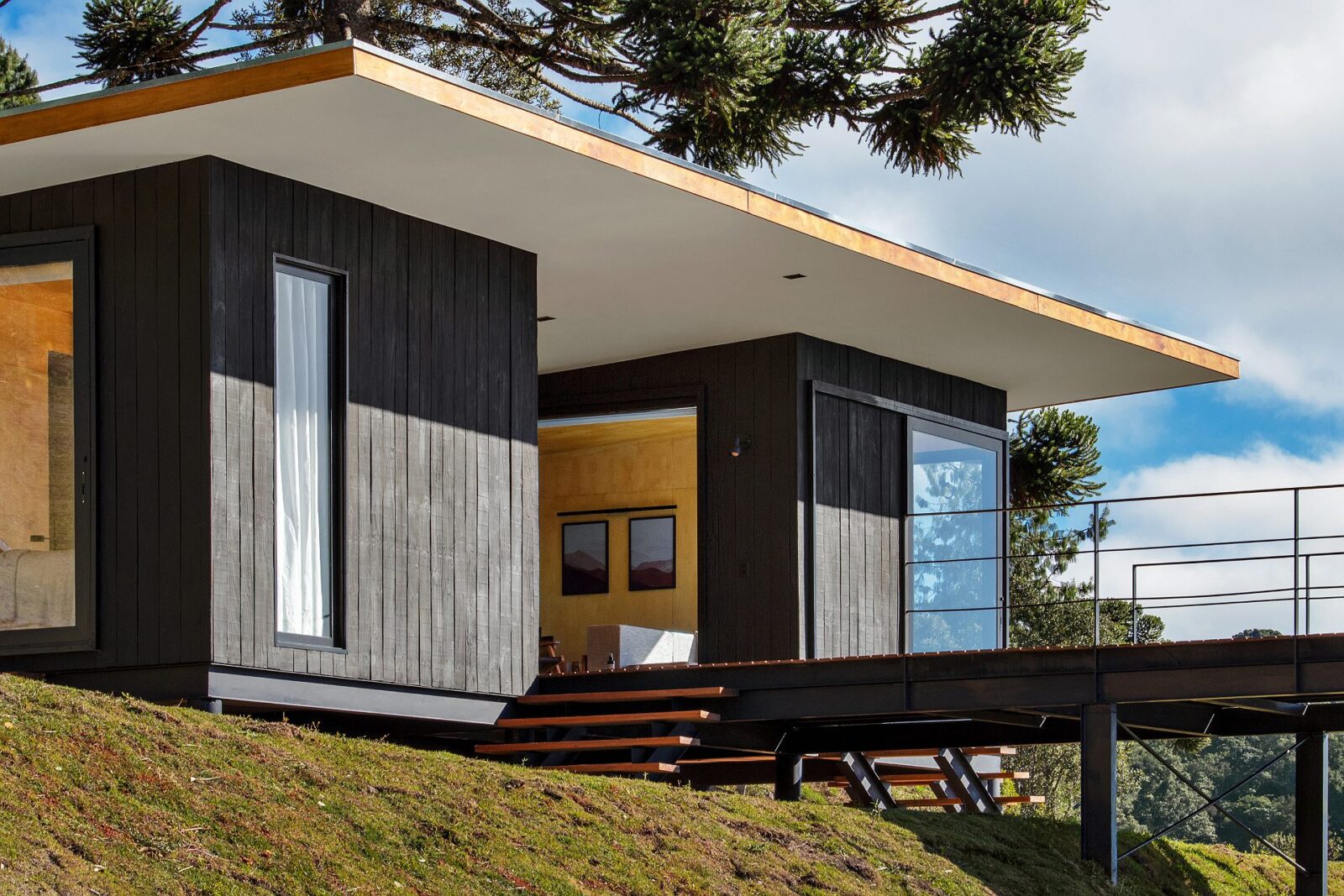 Cabin Fuga Mundi with architecture by Gil Barbieri Arquitetura and Silvia Acar Arquitetura, and interior design by RAWI Arquitetura