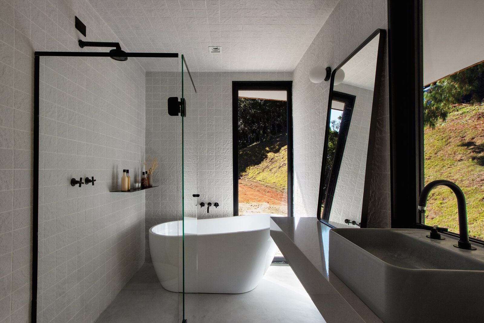 Cabin Fuga Mundi with architecture by Gil Barbieri Arquitetura and Silvia Acar Arquitetura, and interior design by RAWI Arquitetura