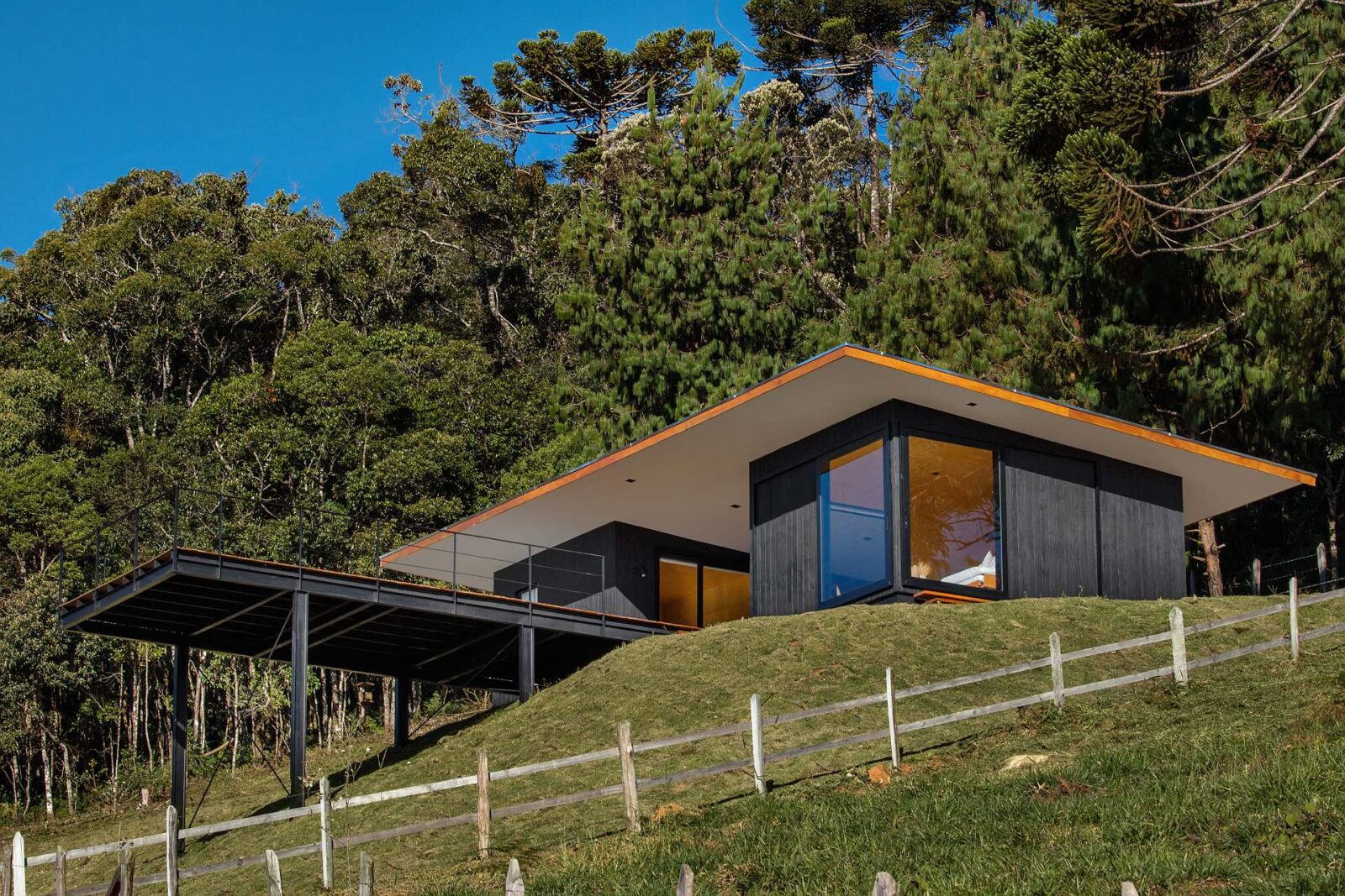 Cabin Fuga Mundi with architecture by Gil Barbieri Arquitetura and Silvia Acar Arquitetura, and interior design by RAWI Arquitetura