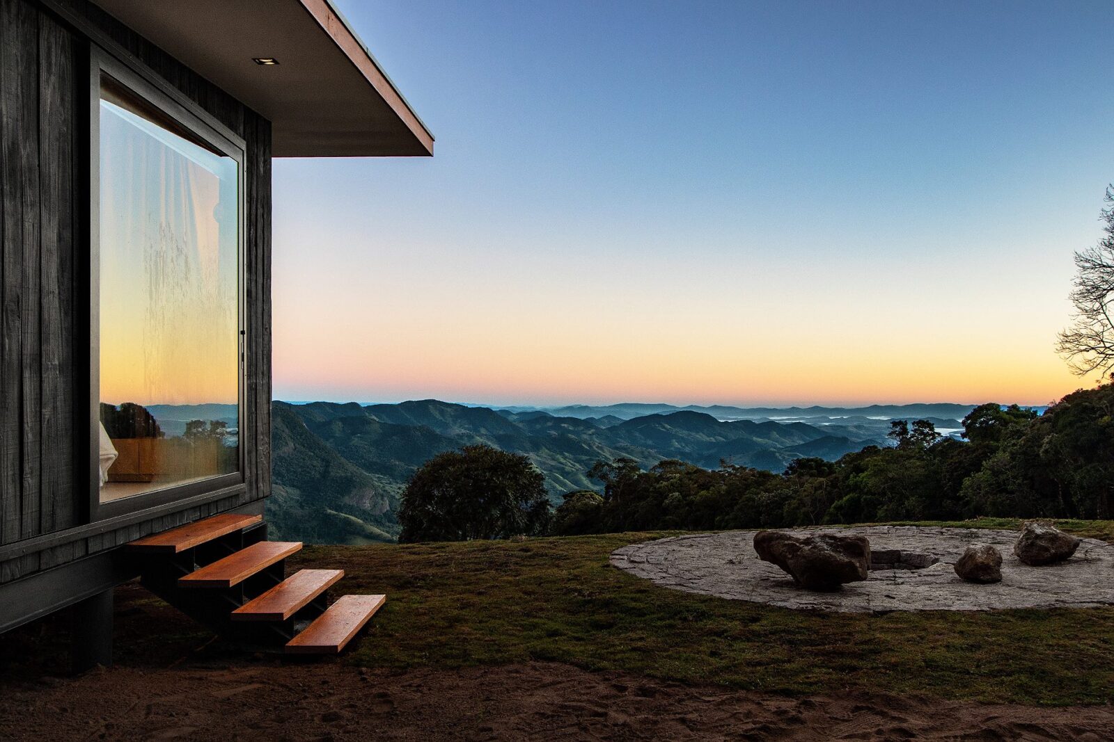 Cabin Fuga Mundi with architecture by Gil Barbieri Arquitetura and Silvia Acar Arquitetura, and interior design by RAWI Arquitetura