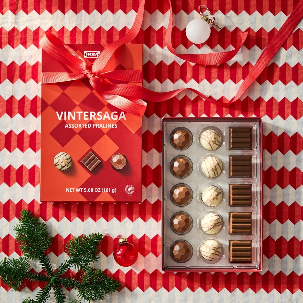 VINTERSAGA gift box with assorted praline.