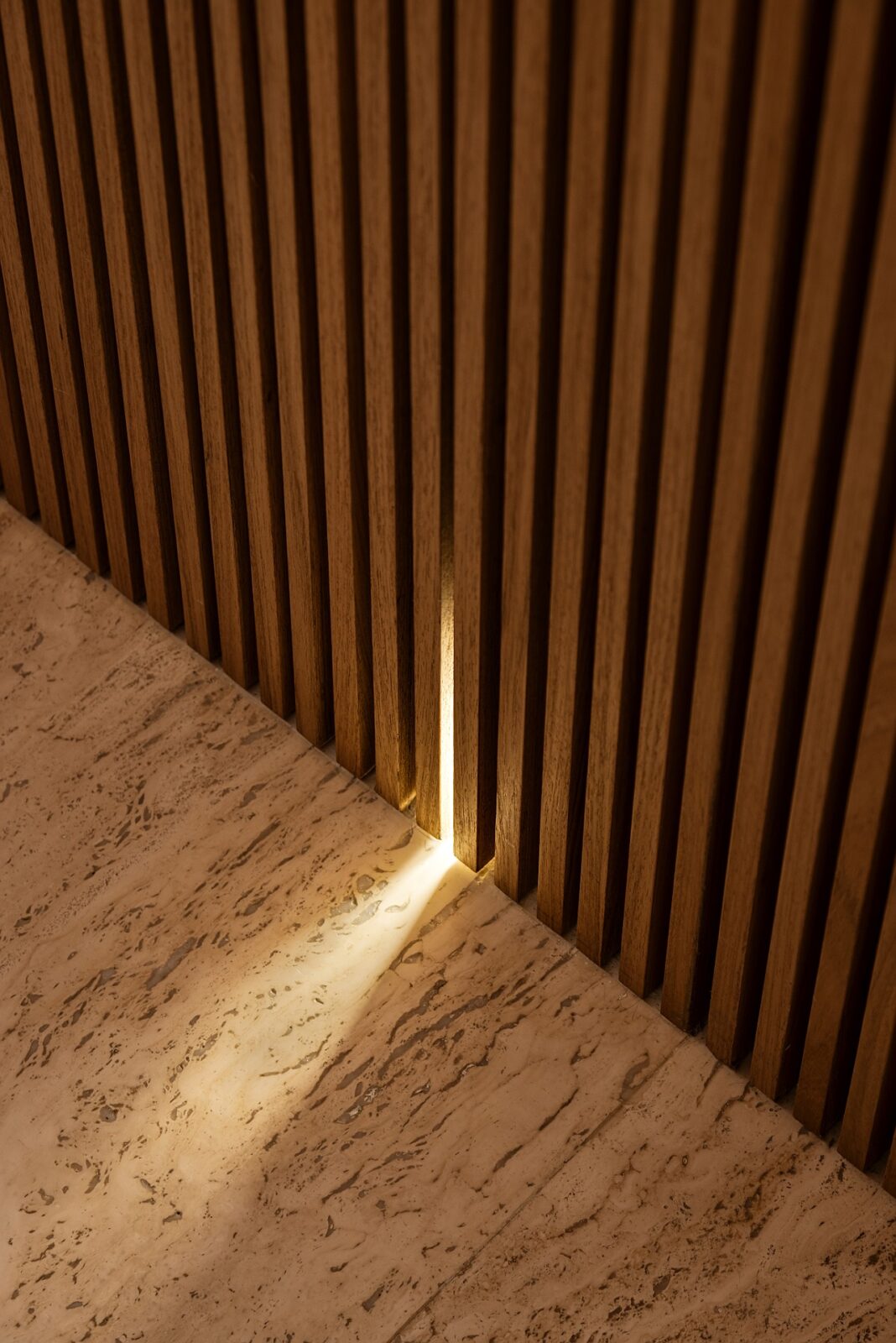 Flat Heritage: interiors by Studio MK27 and lighting design by FOCO Luz e Desenho