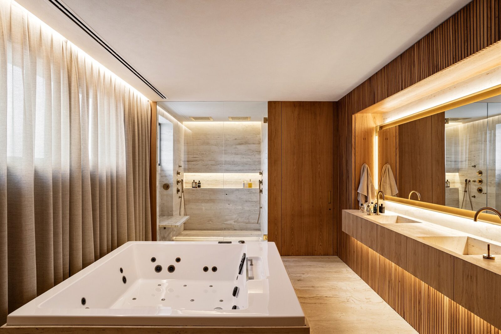 Flat Heritage: interiors by Studio MK27 and lighting design by FOCO Luz e Desenho