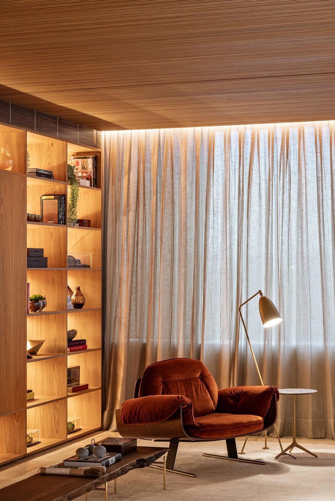 Flat Heritage: interiors by Studio MK27 and lighting design by FOCO Luz e Desenho