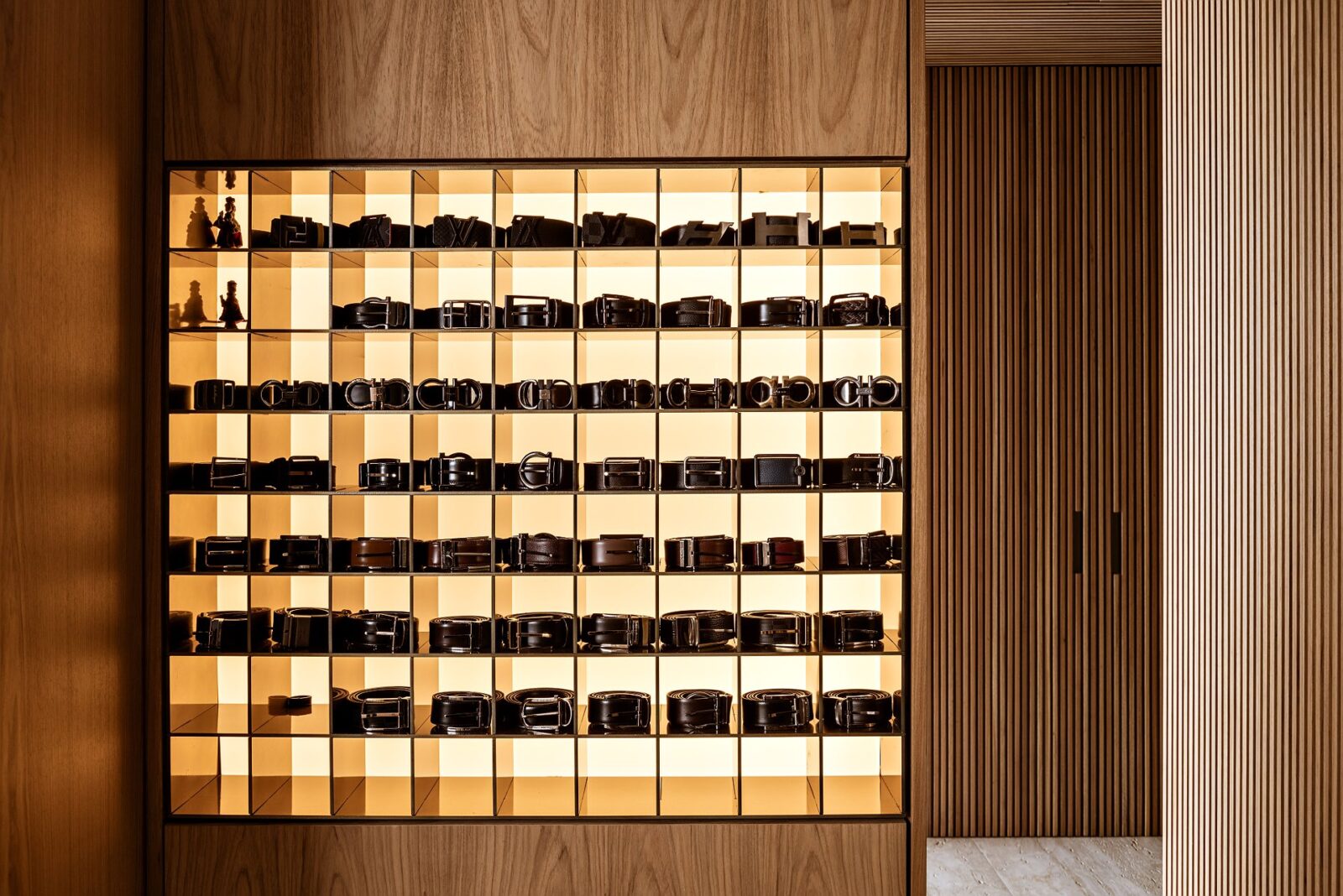 Flat Heritage: interiors by Studio MK27 and lighting design by FOCO Luz e Desenho