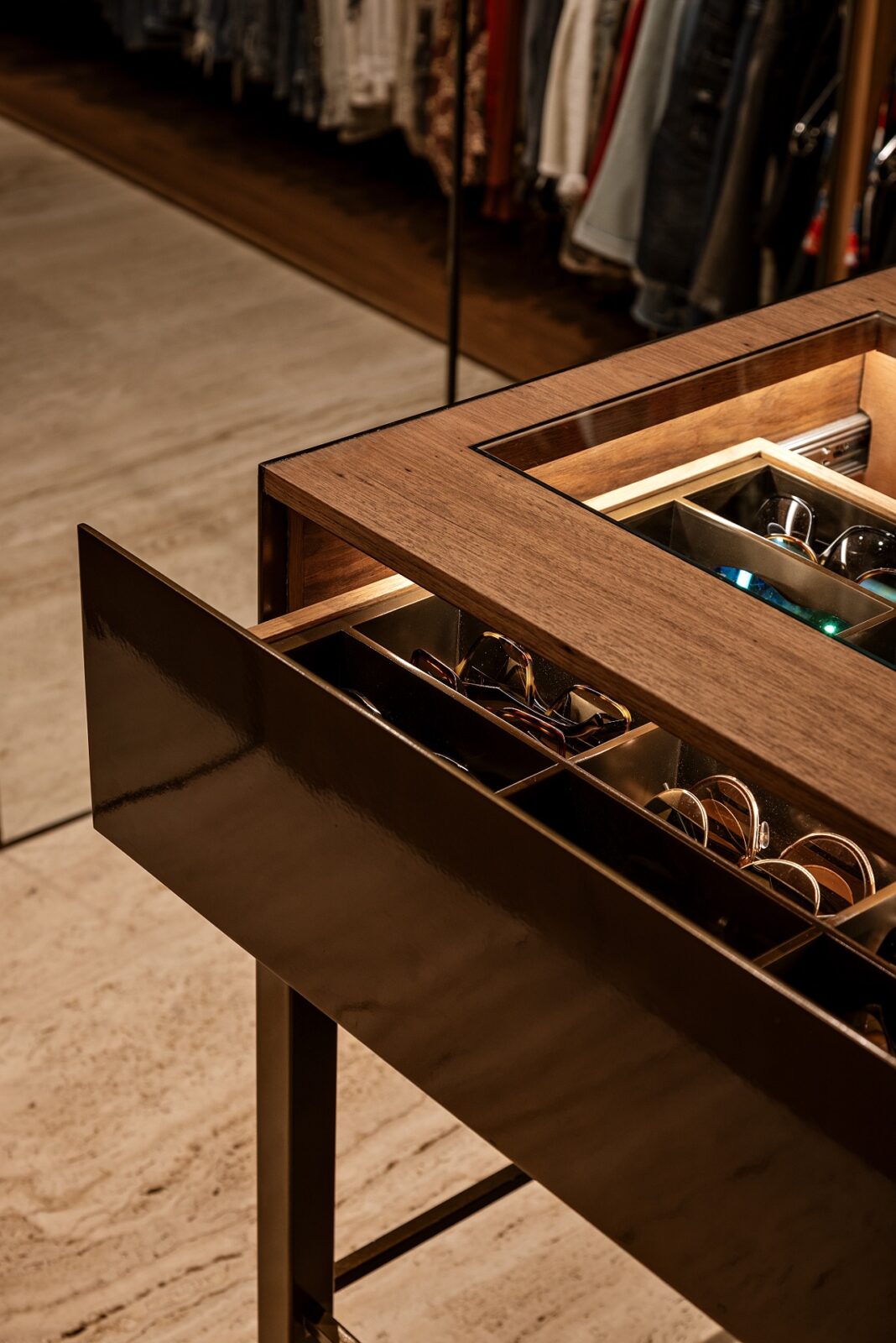 Flat Heritage: interiors by Studio MK27 and lighting design by FOCO Luz e Desenho